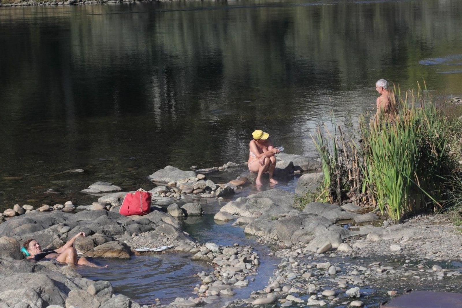 Turistas, este lunes, en Ourense.