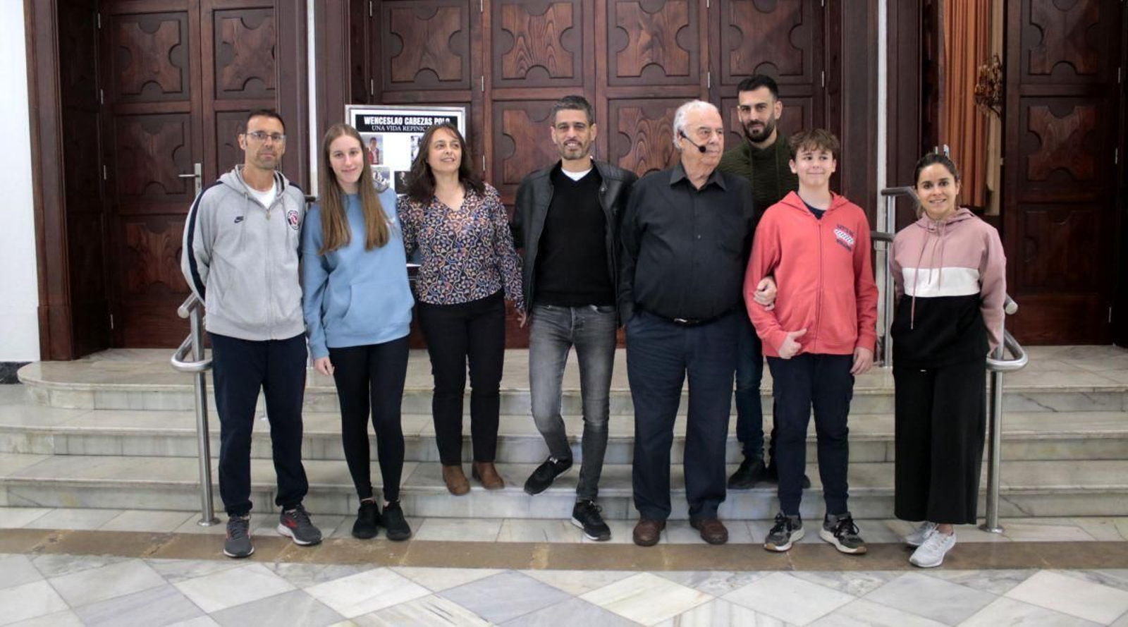 'Polo', cuarto por la derecha, con Hipólito (hijo), Irea, Álvaro, Suso y Mateo (nietos) y dos profesoras del departamento de Educación Física del IES Santa Irene.