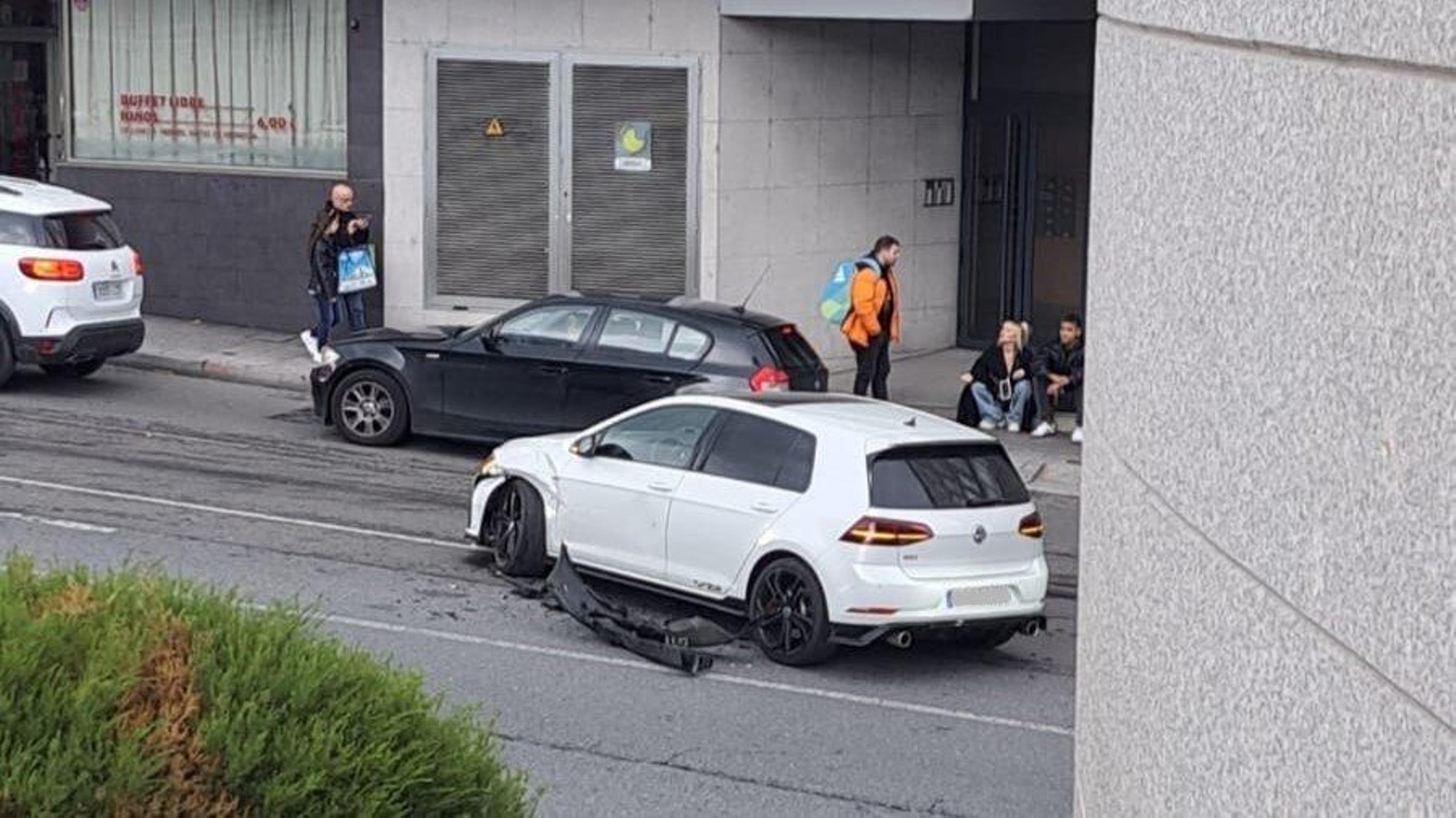 Uno de los coches implicados en el accidente en la calle Emilia Pardo Bazán de Ourense.