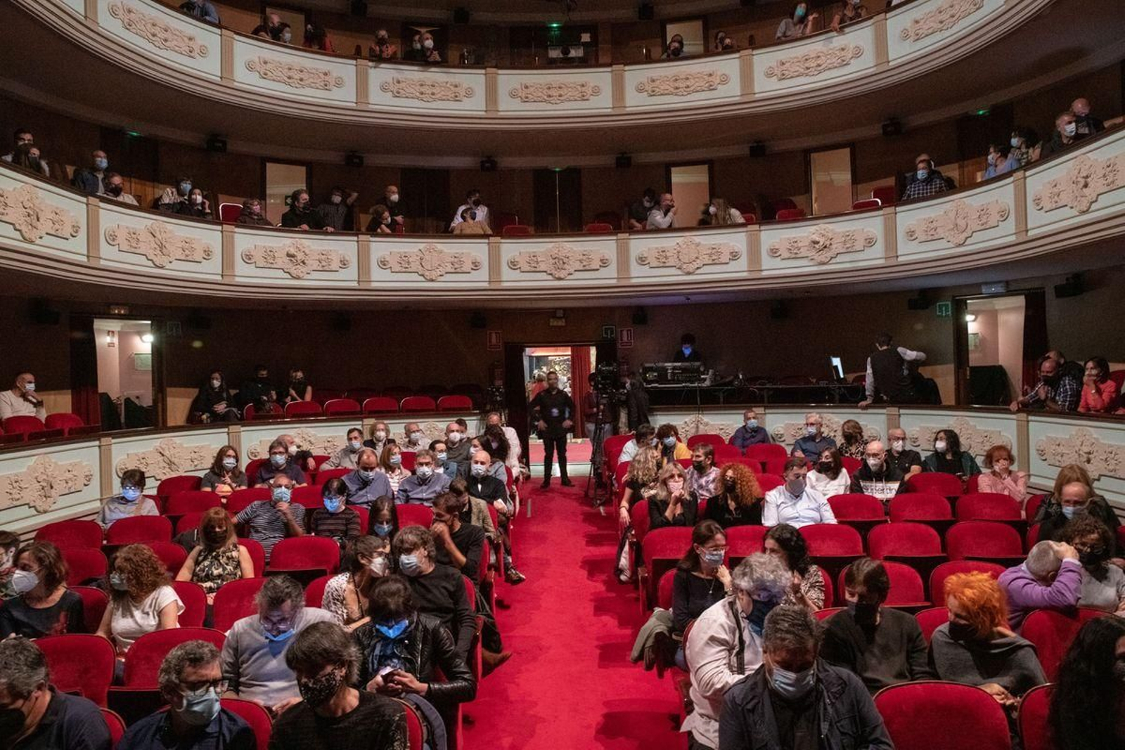 El público asistente, momentos antes de empezar la actuación de Juan Perro.