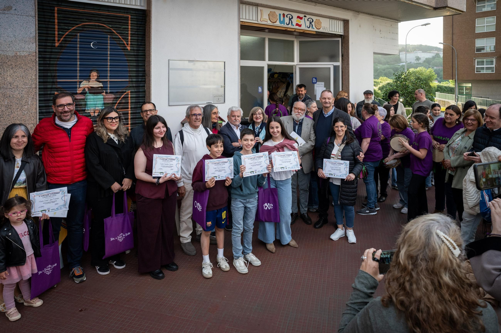 Los ganadores del concurso con sus respectivos diplomas frente a la sede de Loureiro.