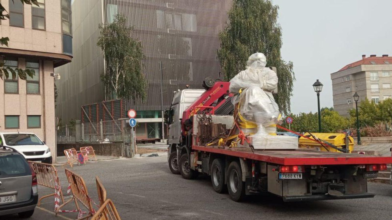 La escultura monumental, de 12 toneladas, llegó ayer desde Xinzo de Limia al nuevo centro de salud de la calle Lalín, que lleva el nombre de Olimpia Valencia.