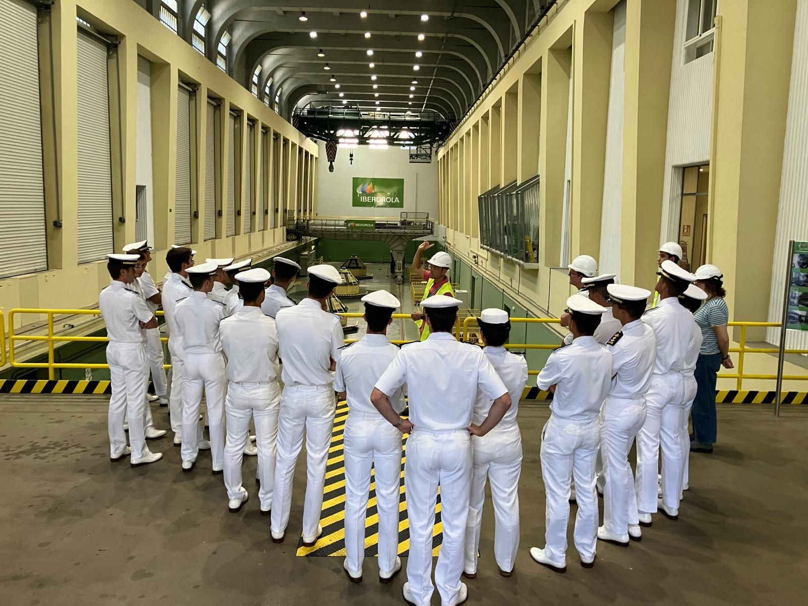 Alumnos de la Escuela Naval Militar de Marín recorrieron las instalaciones de las centrales hidroeléctricas de Santo Estevo I y II.
