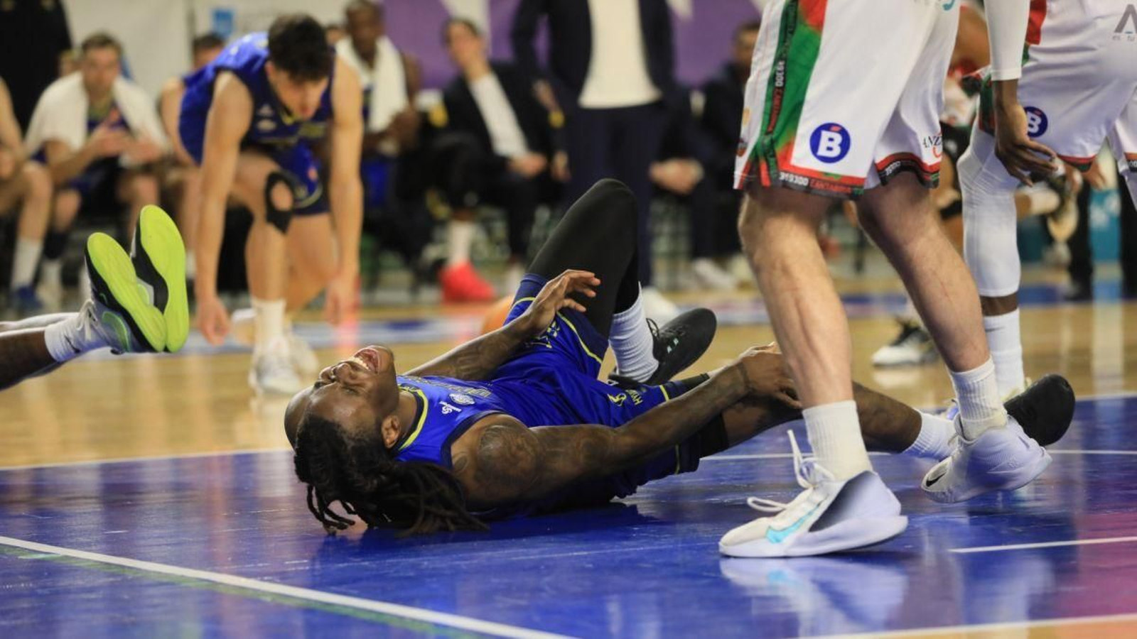 El pívot Kingsley Okanu se queja de un golpe recibido.