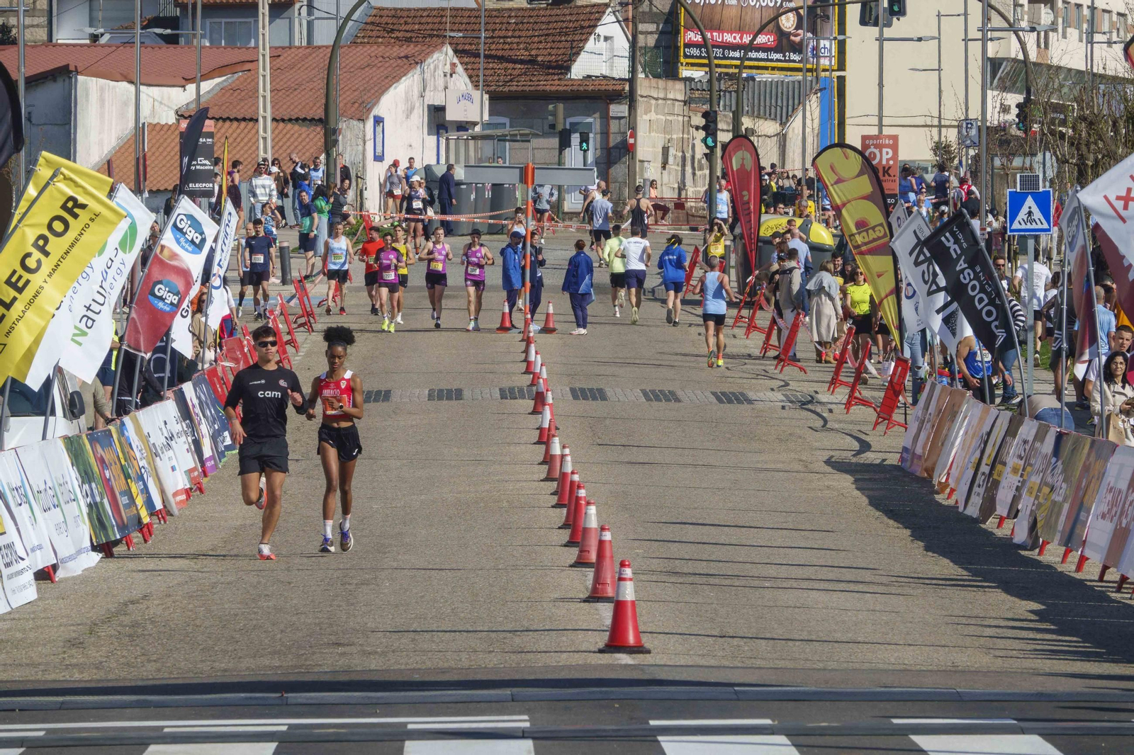 Galería | Pequeños y mayores se divierten en la 10K de Porriño