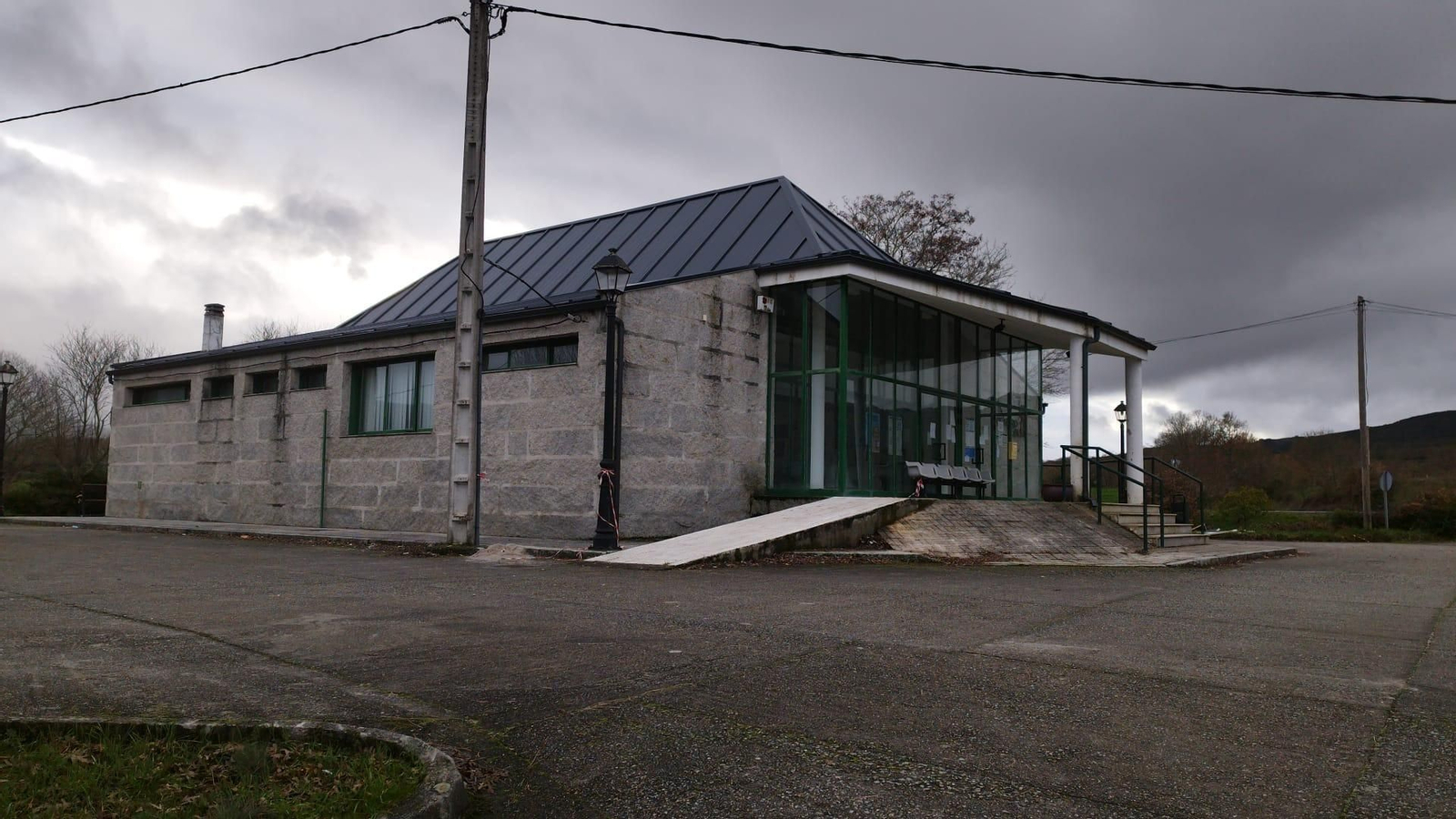 Imagen exterior del centro de salud, con el tejado remodelado recientemente.