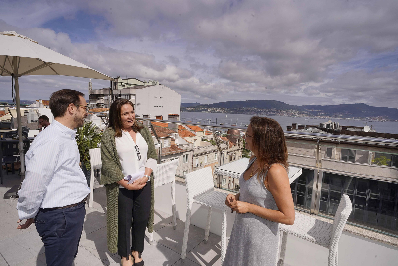 La delegada territorial de la Xunta, Ana Ortiz, durante la visita de ayer. // Jorge V. Landín