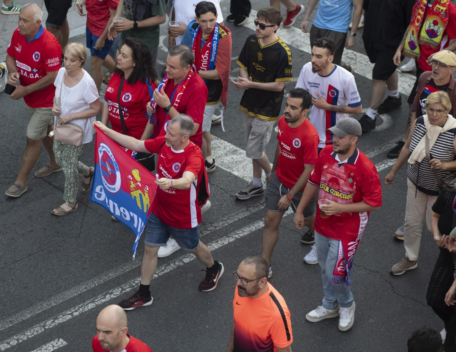 Galería | La aplaudida acogida de los unionistas a la UD Ourense contrasta con la pitada a Jácome en la Plaza Mayor, en fotos