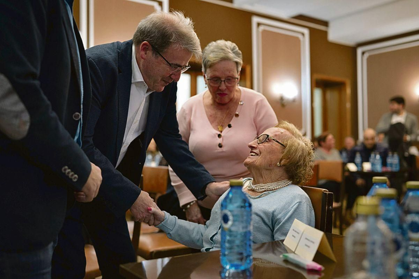 Esperanza Cortiñas es saludada por Manuel Pardo.