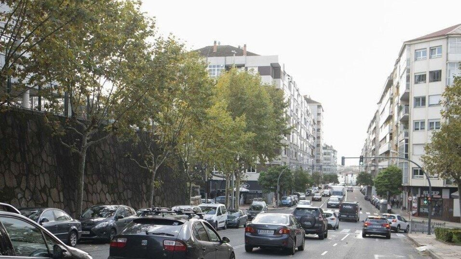 Tráfico por la rúa Pena Trevinca de Ourense.