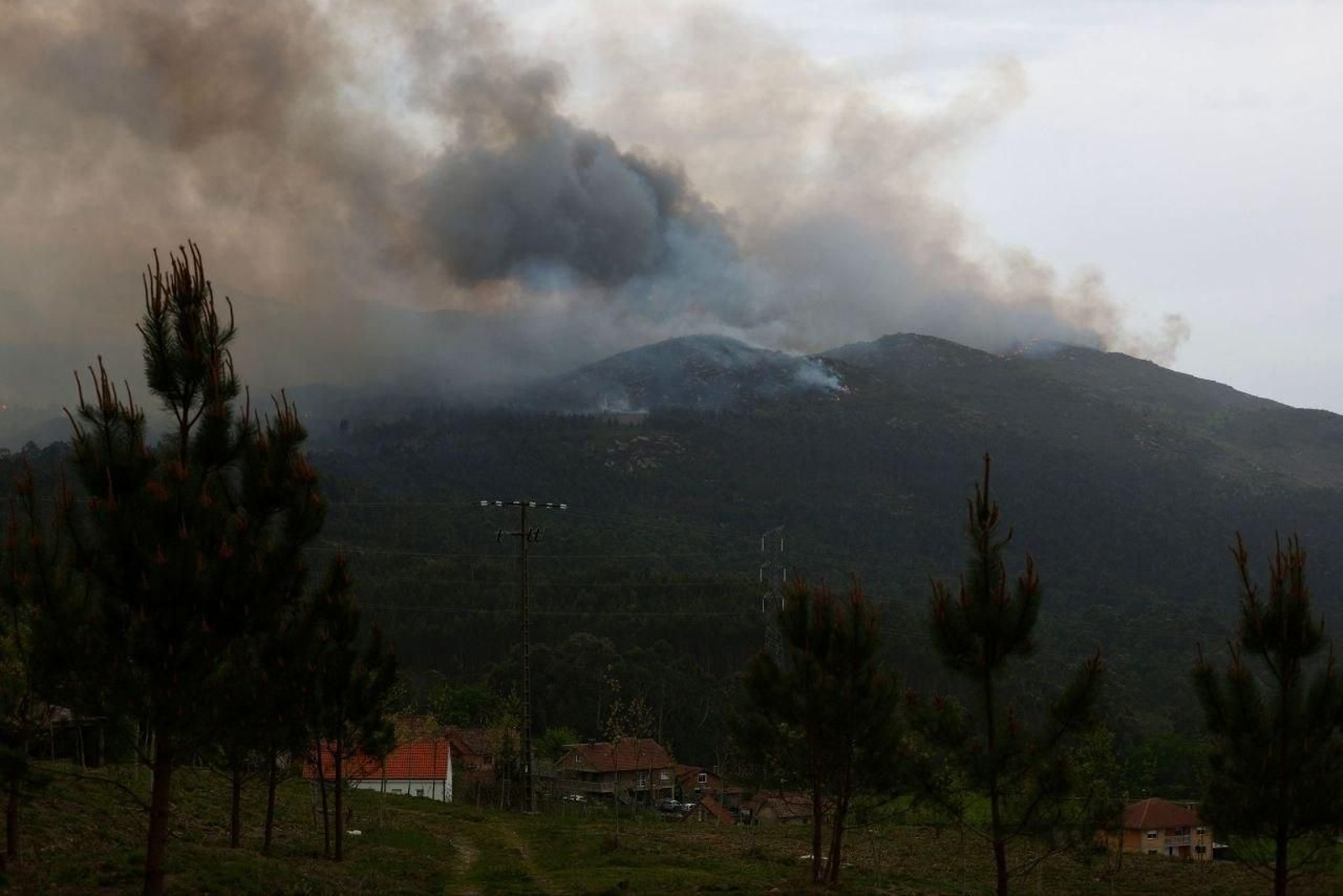 Galería | Las llamas devoran el monte Galleiro, entre Mos, Ponteareas y Pazos de Borbén