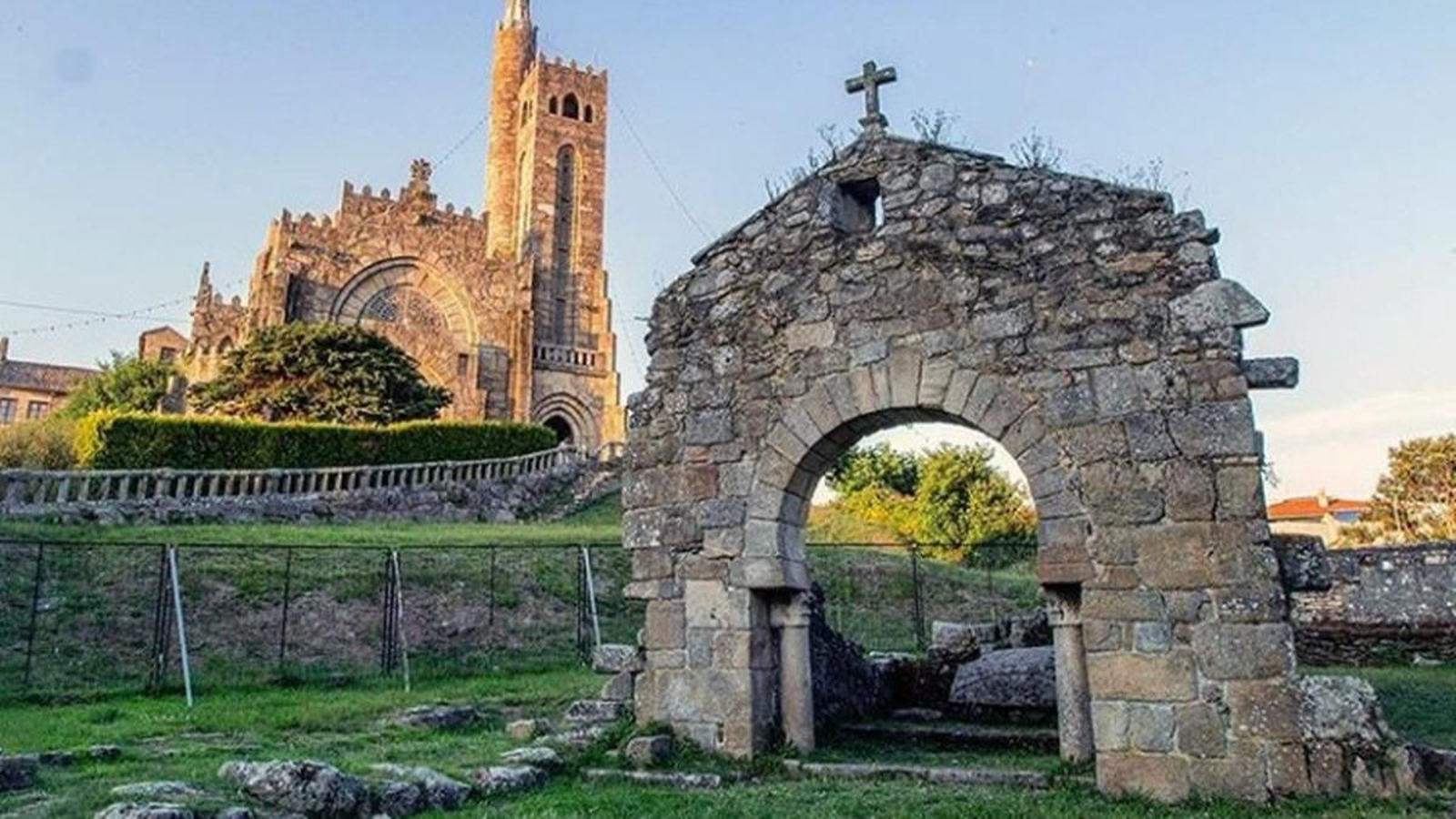 El arco visigodo, salvado por Palacios, y el Templo Votivo del Mar, su obra cumbre.