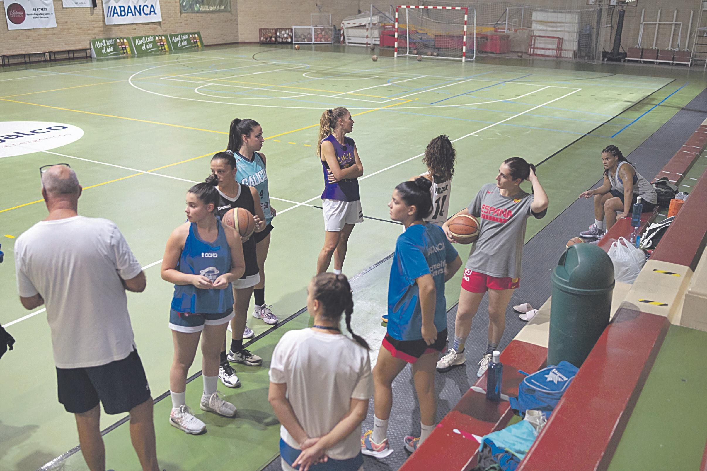 Las jugadoras del Codigalco Camelitas, antes de comenzar un entrenamiento. (XESÚS FARIÑAS)