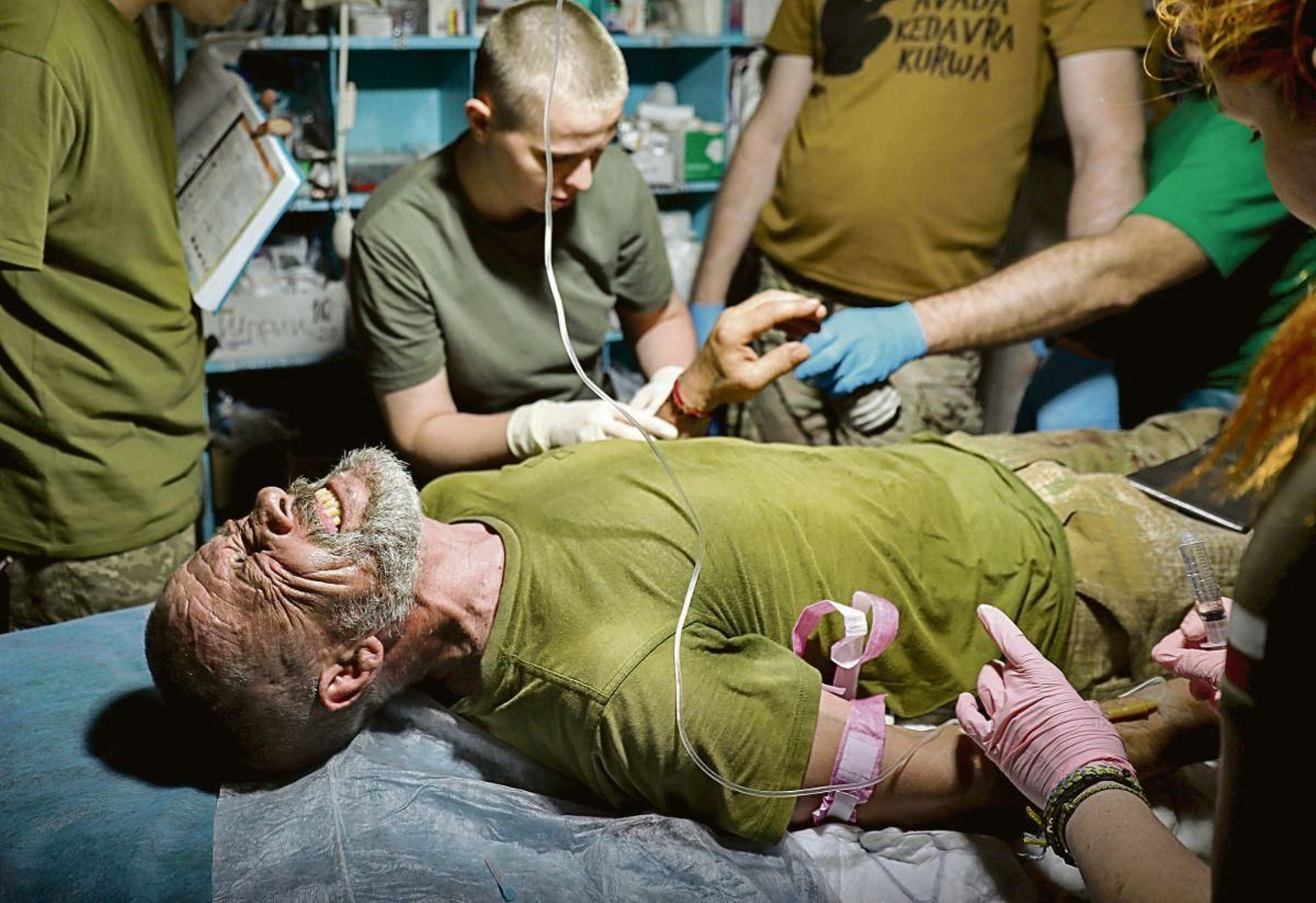 Sanitarios atienden a un soldado ucraniano herido en los combates en Bakhmut.