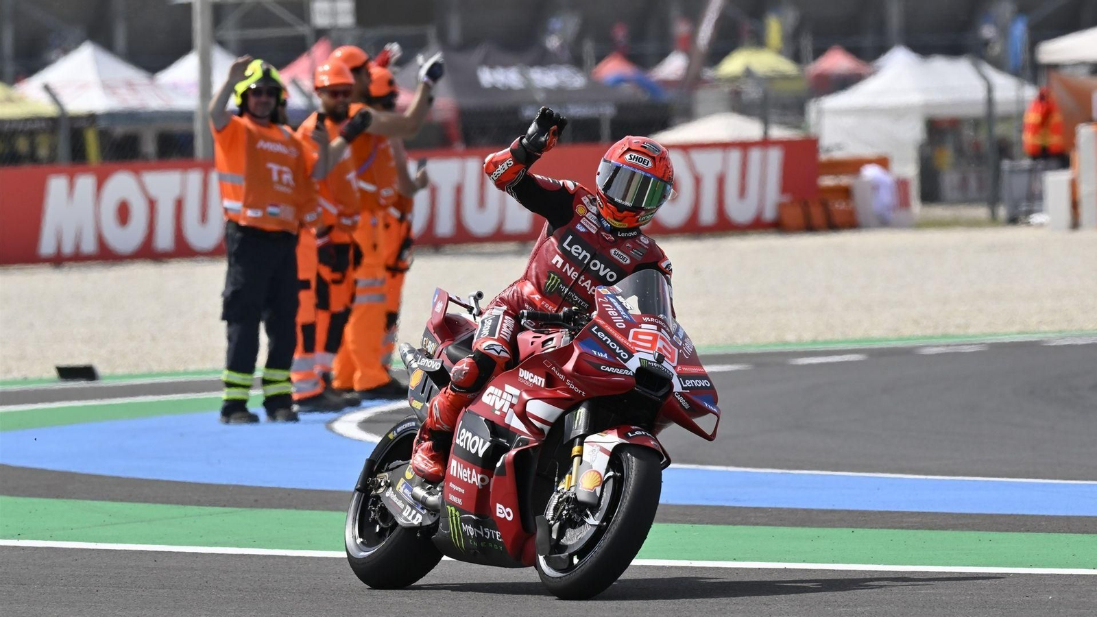 Marc Márquez celebra la victoria en Hungría.