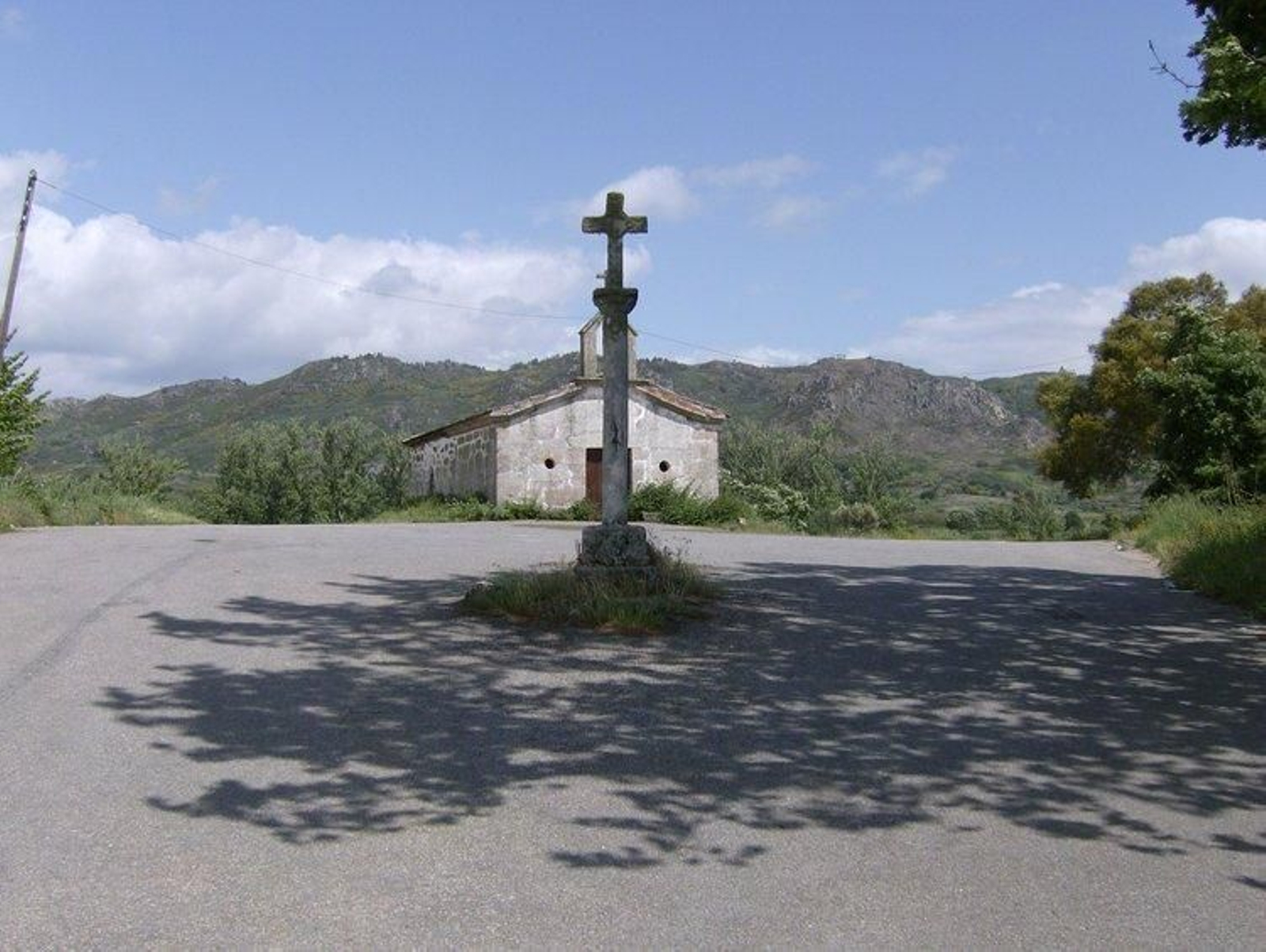 El cruceiro y ermita de San Antón. En la actualidad, el templo presenta un notable deterioro.
