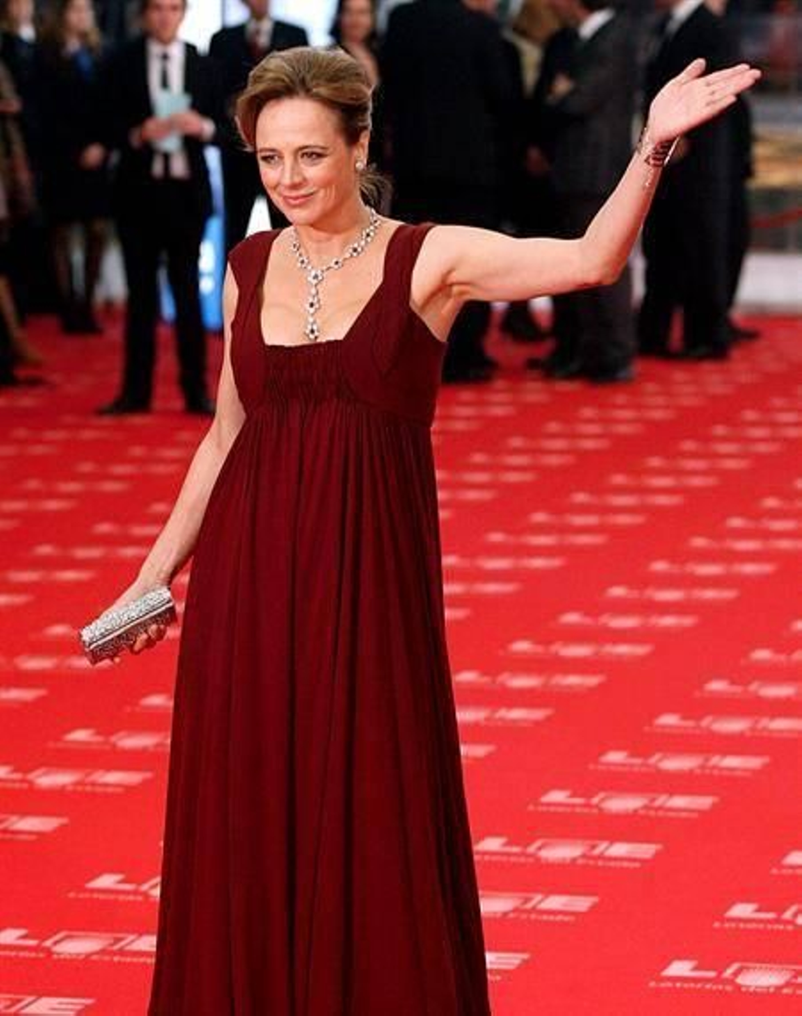 La actriz Emma Suárez, nominada a la mejor actriz protagonista por La mosquitera, a su llegada a la Gala de los Premios Goya. Foto: EFE