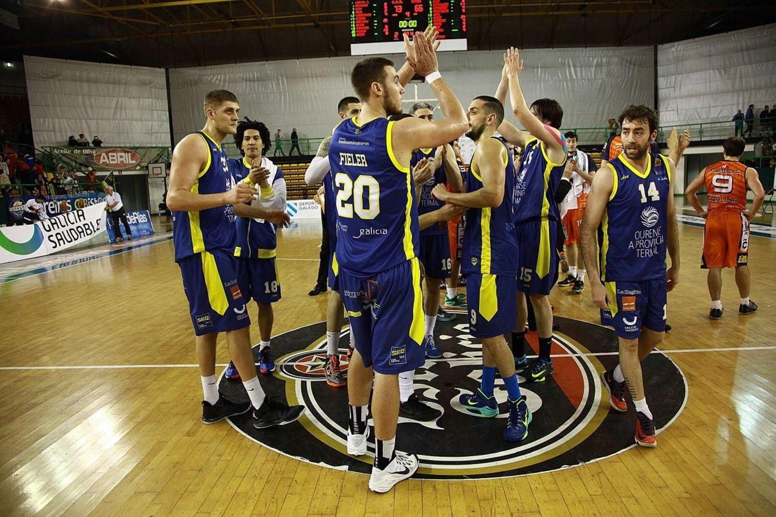 Los jugadores del COB celebran la victoria ante el Básquet Coruña en febrero de 2015.