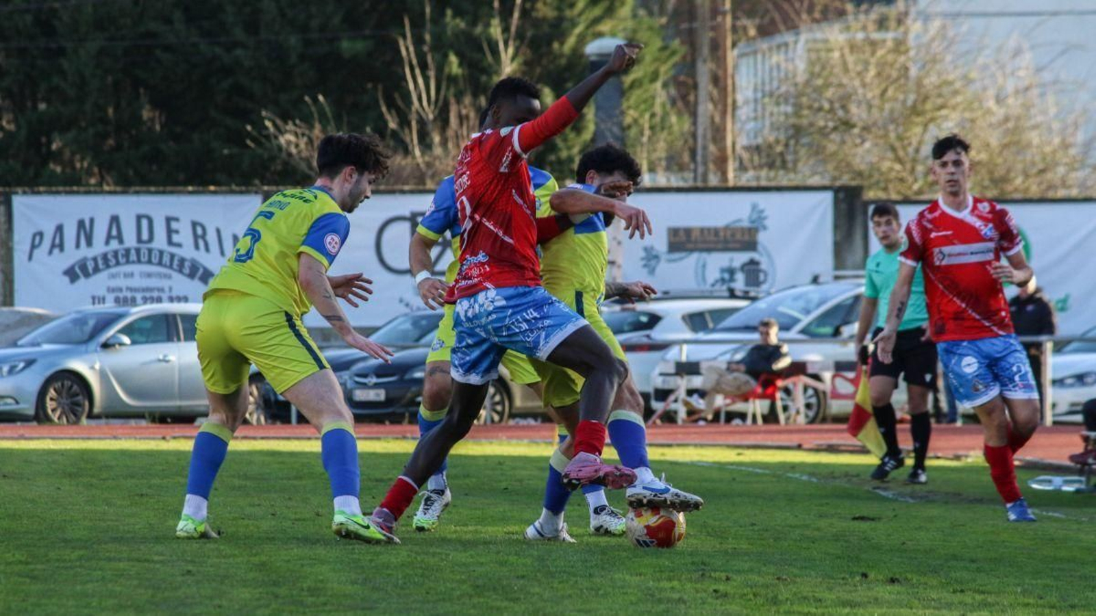 Sidi, delantero del Barco, intenta robarle la pelota a un contrario en Calabagueiros.