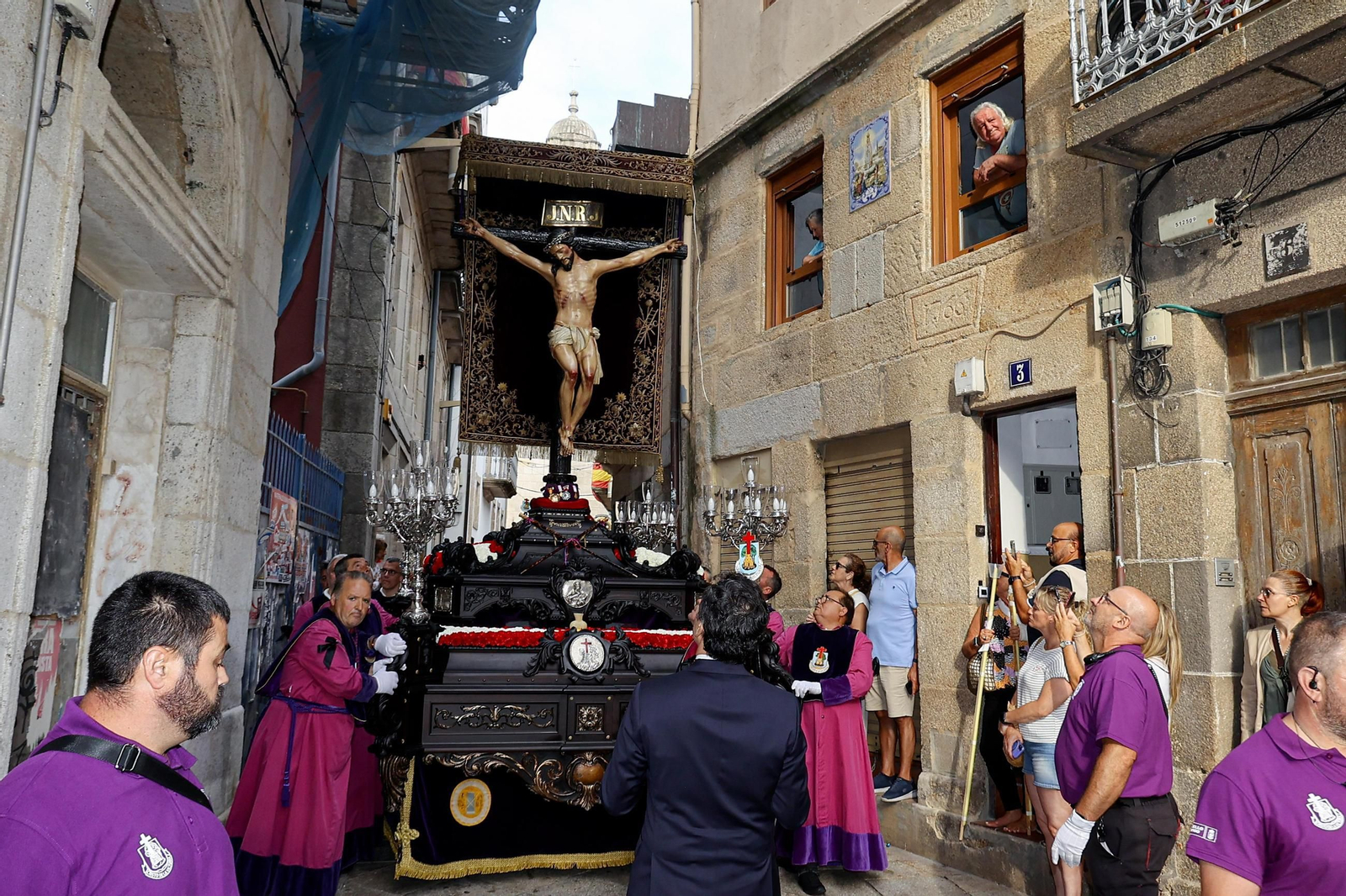 Galería | Misa por el Cristo da Victoria en Vigo y la concurrida procesión