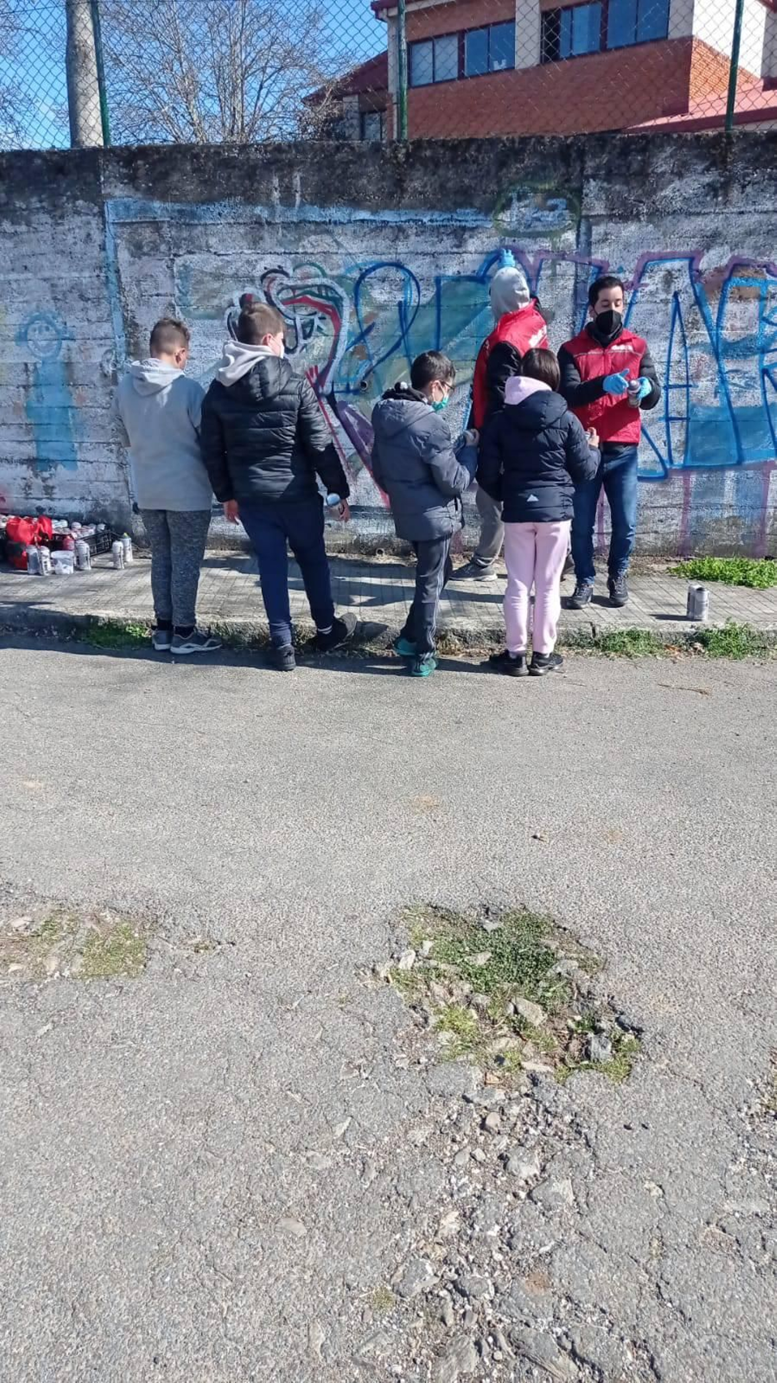 Los pequeños antes de iniciar el mural de Vilardevós.