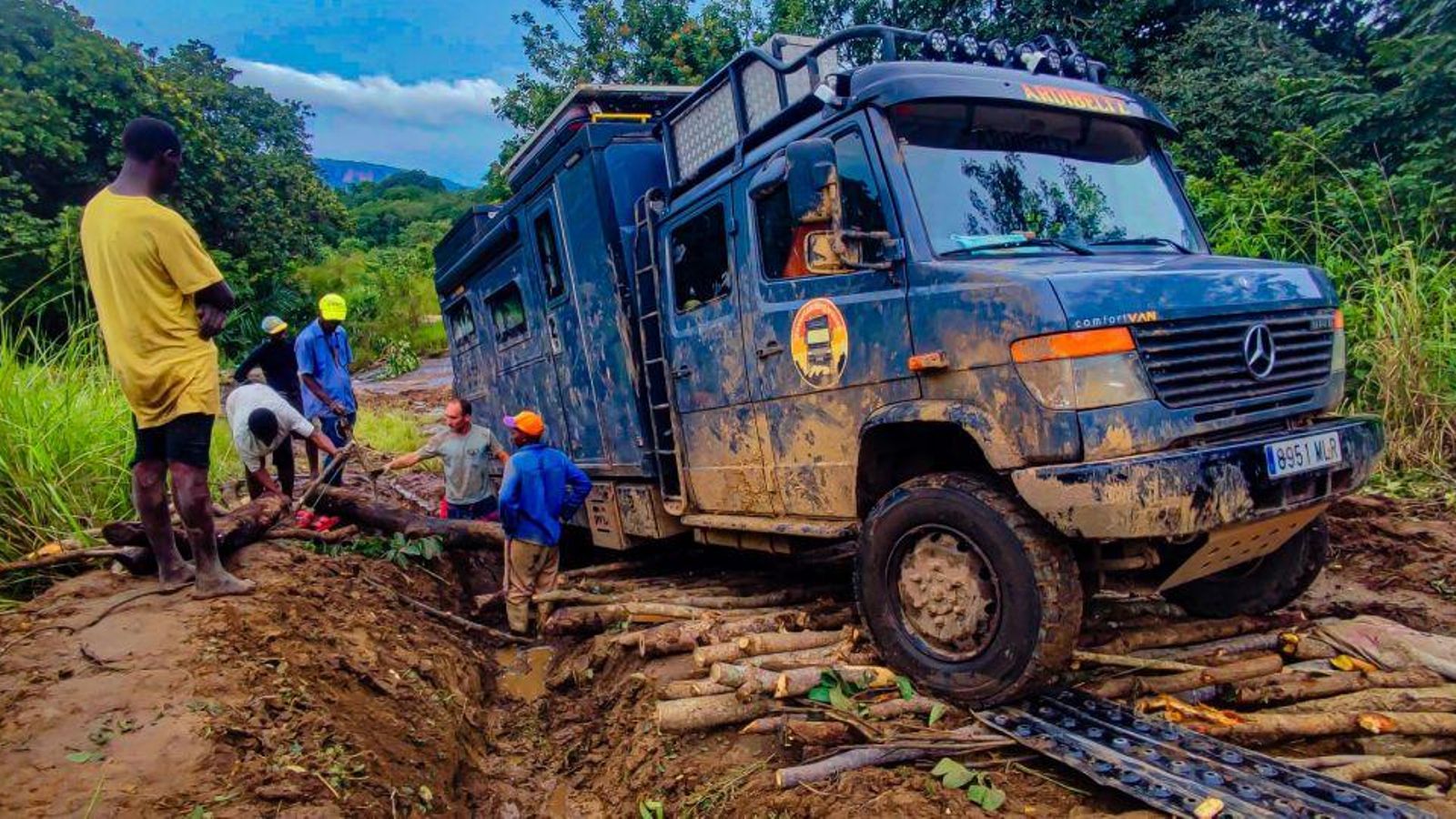 Su caravana, en serios problemas en Guinea en un atasco que duró 5 días.