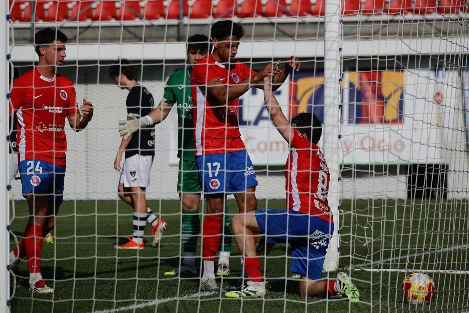 Youssef y Manu Núñez celebran el segundo gol del equipo rojillo en O Couto frente al Lealtad.