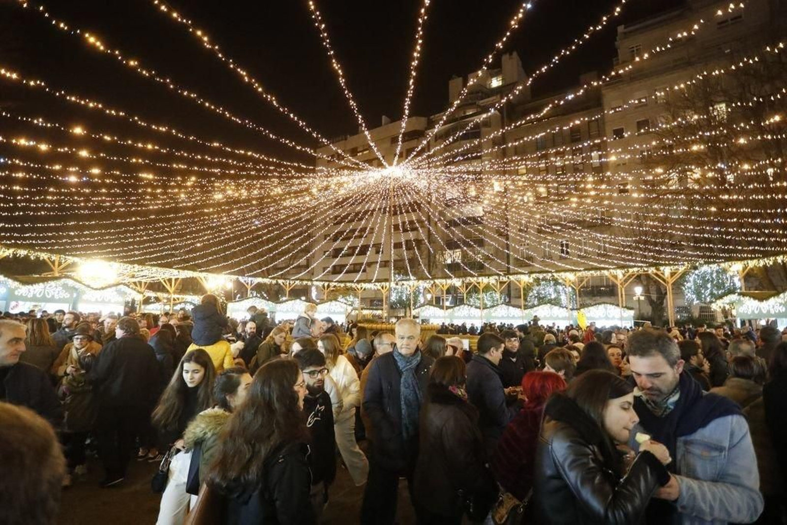 Los turistas invaden Vigo en el Puente43