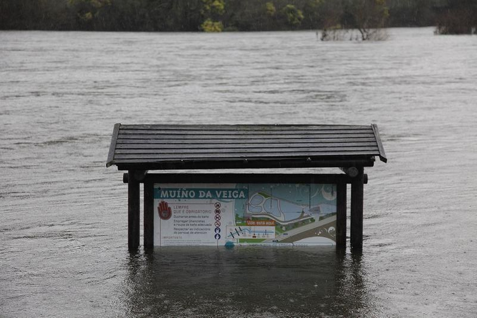 El Miño presentó un alto caudal. (FOTO: MIGUEL ÁNGEL)