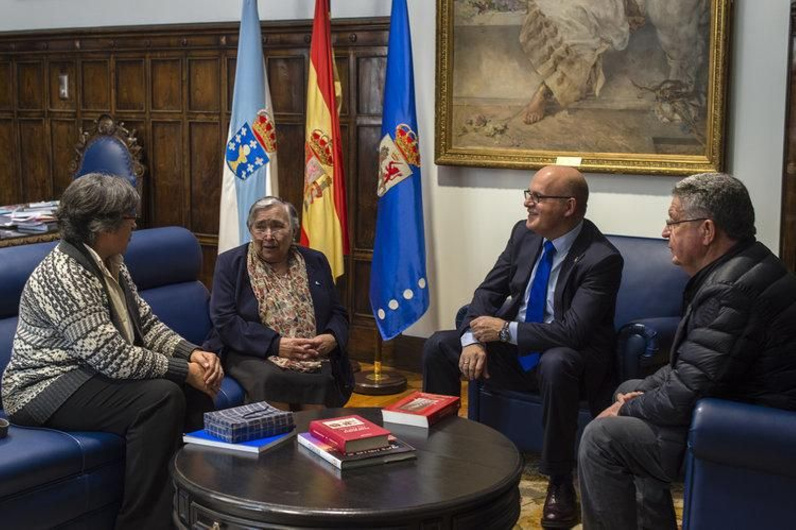 La familia de Olimpio Liste, con Manuel Baltar y José Luis Valladares, alcalde de Cea.