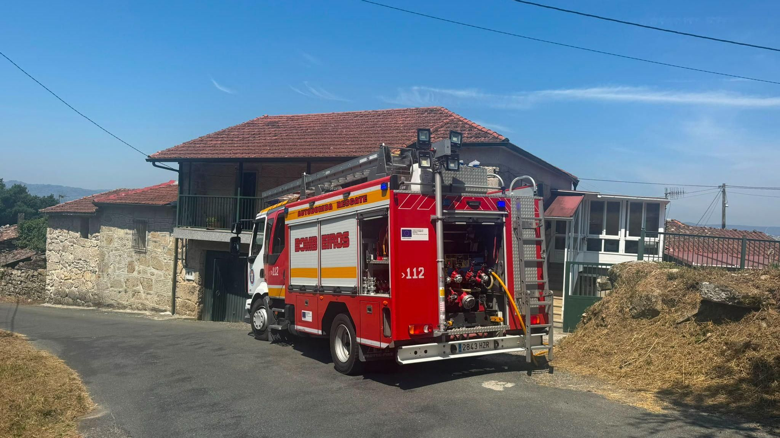 Los bomberos movilizados para atender el incendio en San Amaro.