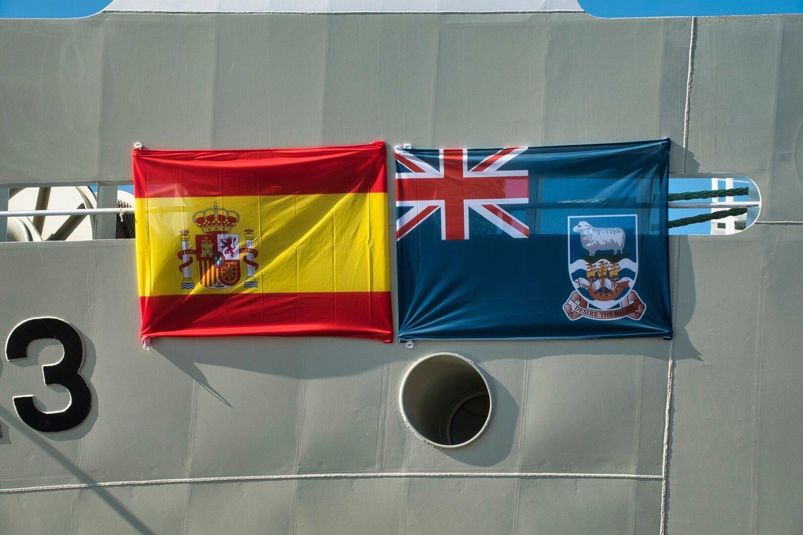 Banderas en el buque Hadassa Bay.