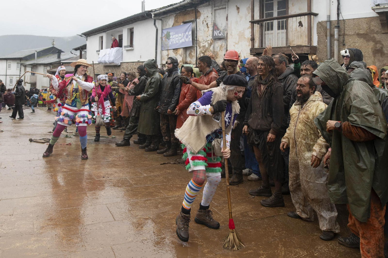 Galería | La farrapada conquista Laza antes de la salida de los Peliqueiros
