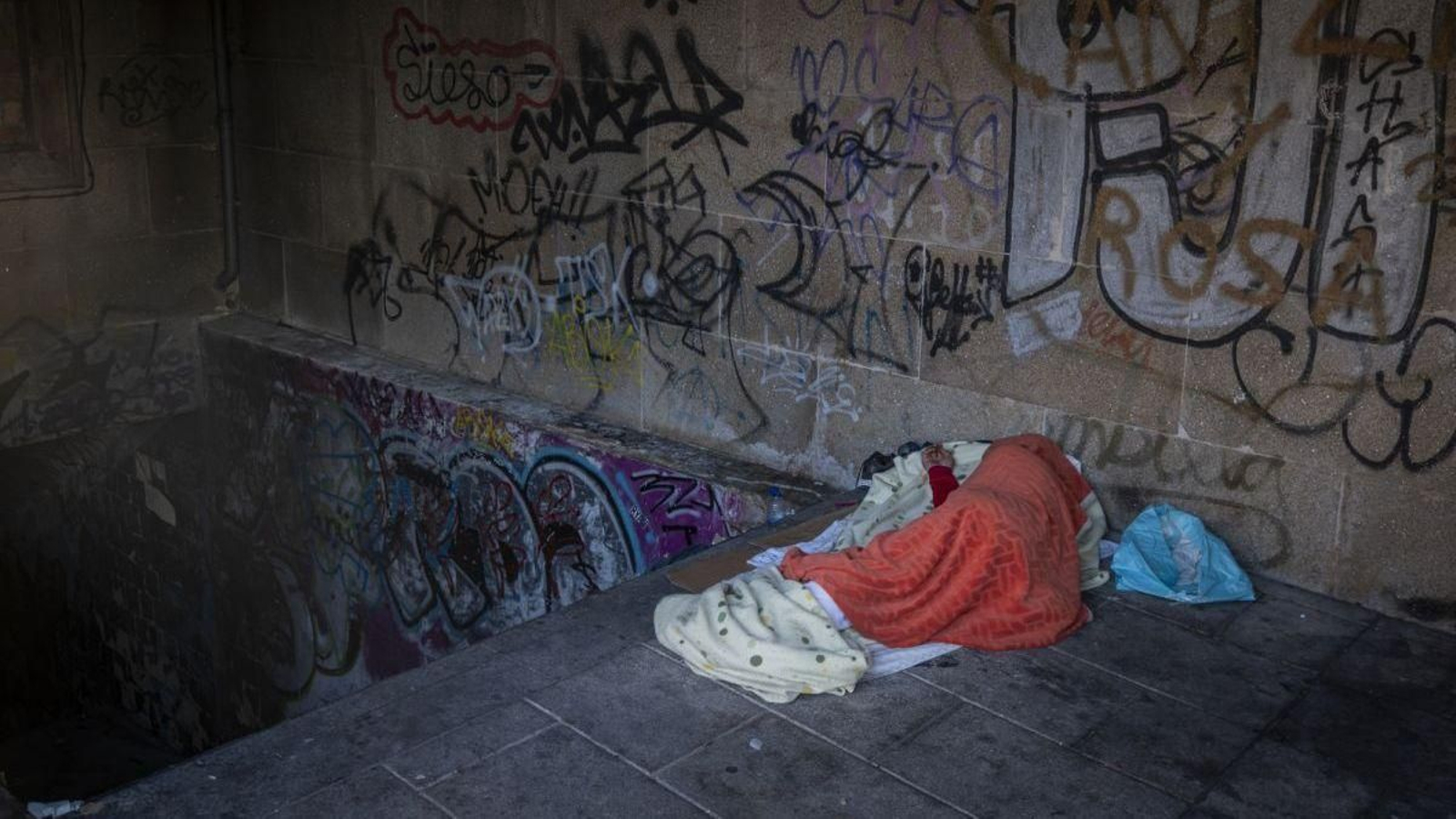 Una persona sin hogar duerme en el interior del túnel.