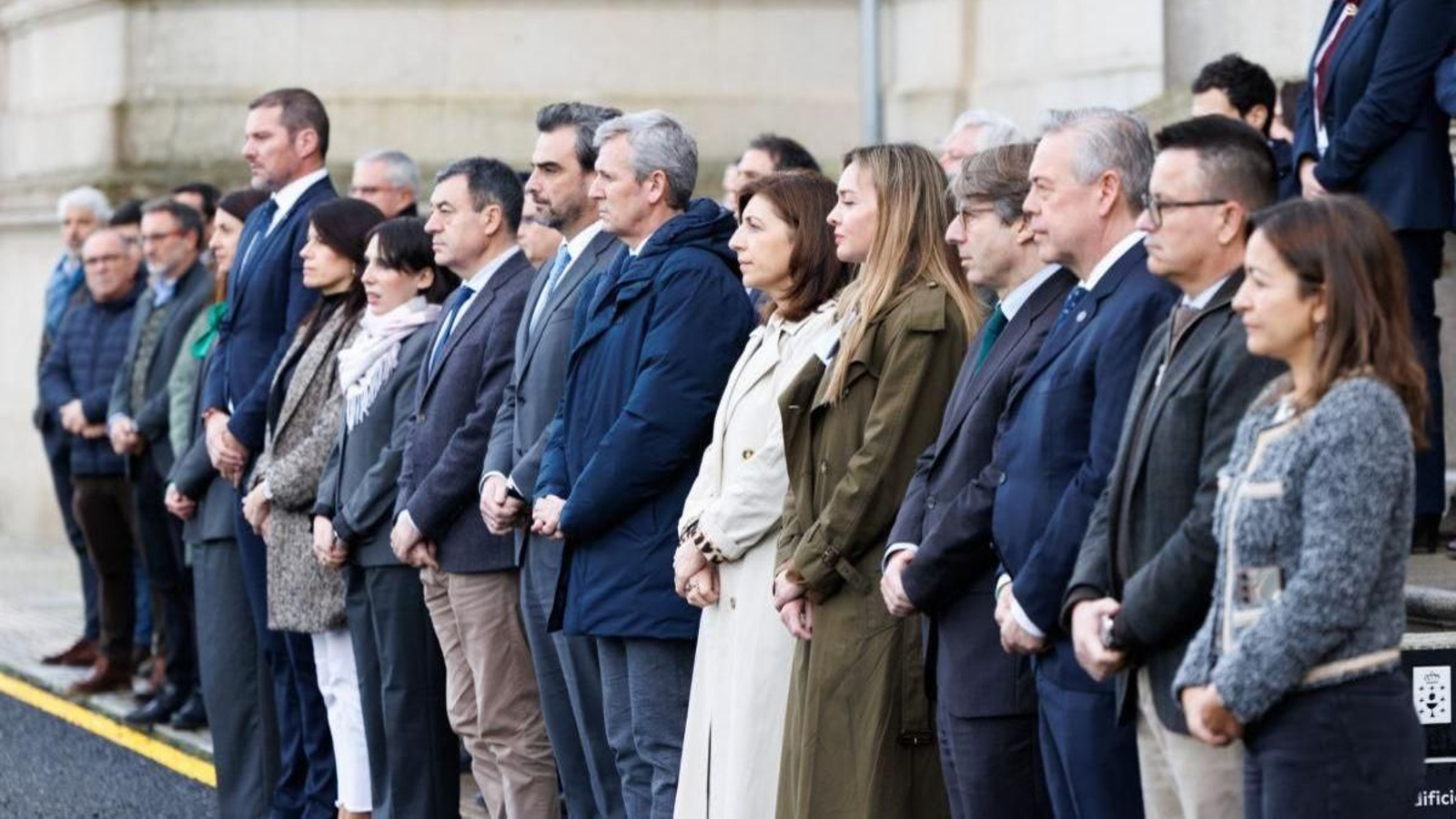 Alfonso Rueda, con el gobierno gallego, ayer durante el homenaje a las víctimas en San Caetano.