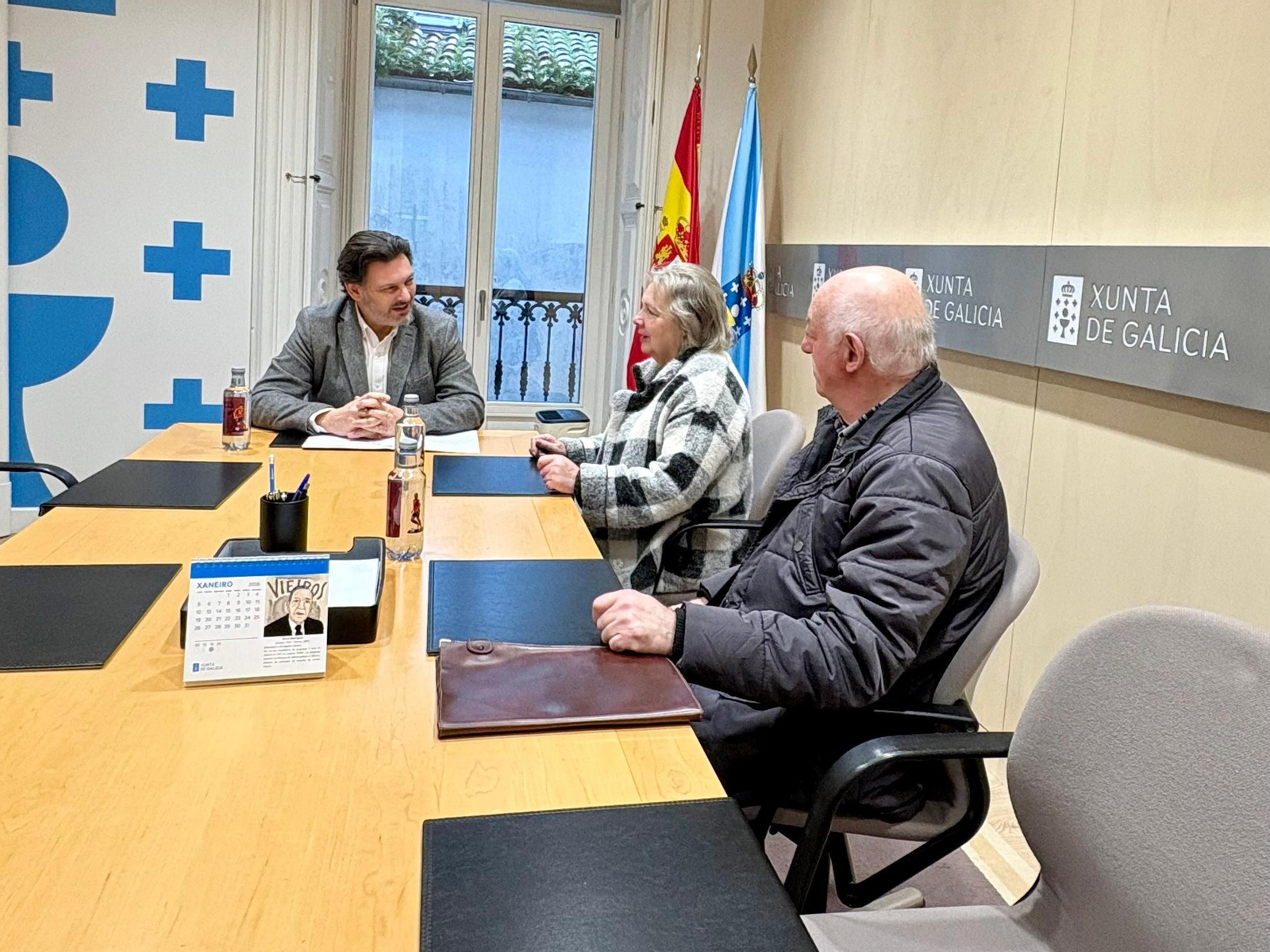 Miranda con representantes del Lar Galego de Avilés.