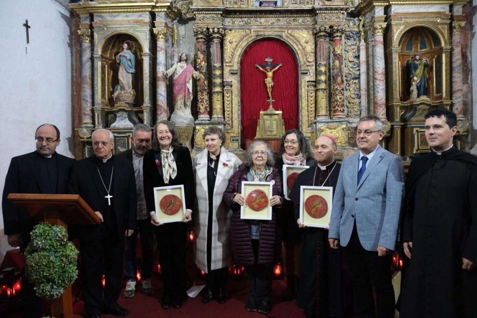 A alcaldesa cos premiados e o bispo.