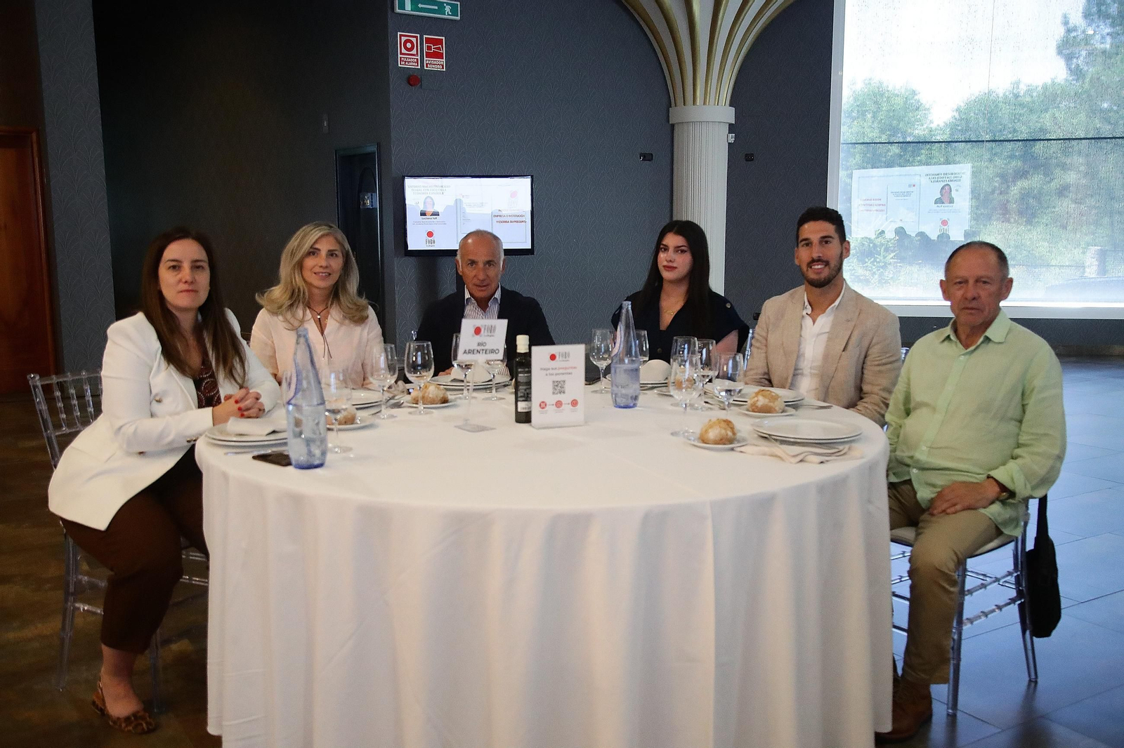 MESA RÍO ARENTEIRO  Irene Aguilar, socia de D3 Gestiones; Marisol López, socia de Global Nutrition y CEO de Esteo Innova; Manuel Fidalgo, de Suevia Correduría de Seguros; Dania Ghanayem, comercial en prácticas en La Región; Manuel Ferreiro, comercial en La Región y Jaime Amorín, presidente del Hockey Barrocás.
