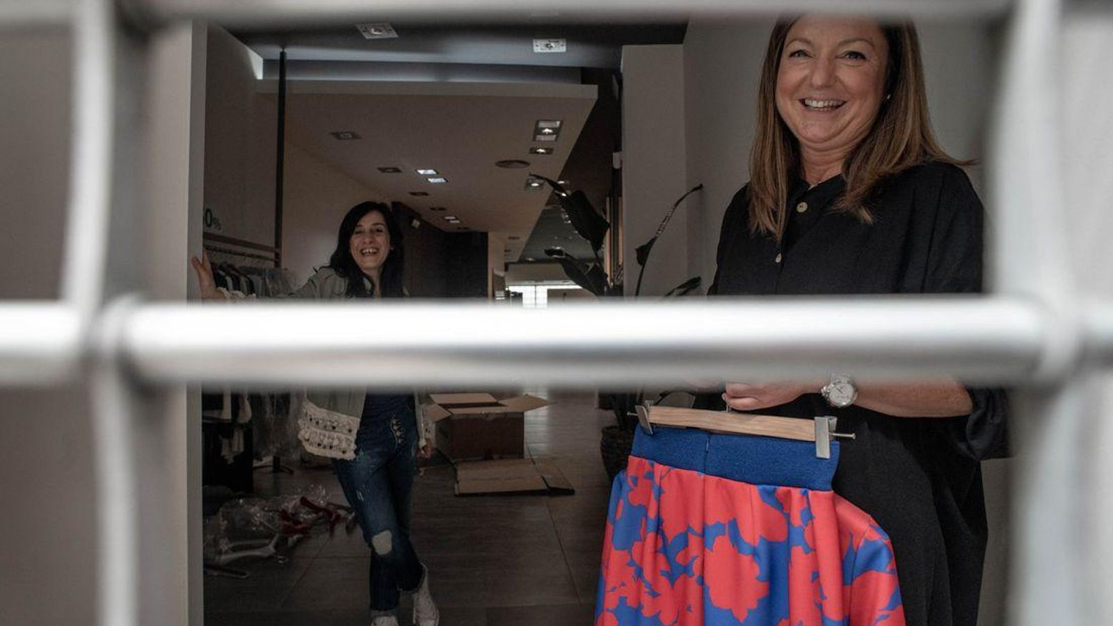 OURENSE (RÚA SANTO DOMINGO). 04/05/2020. OURENSE. Arranca la fase cero con la apertura de varios negocios, entre los que se incluyen ferreterías, peluquerías, talleres de arreglos, librerías o clínicas. FOTO: ÓSCAR PINAL  Rebeca Moruelo y María Cebreiros colocan la mercancía para afrontar la apertura de su tienda de ropa