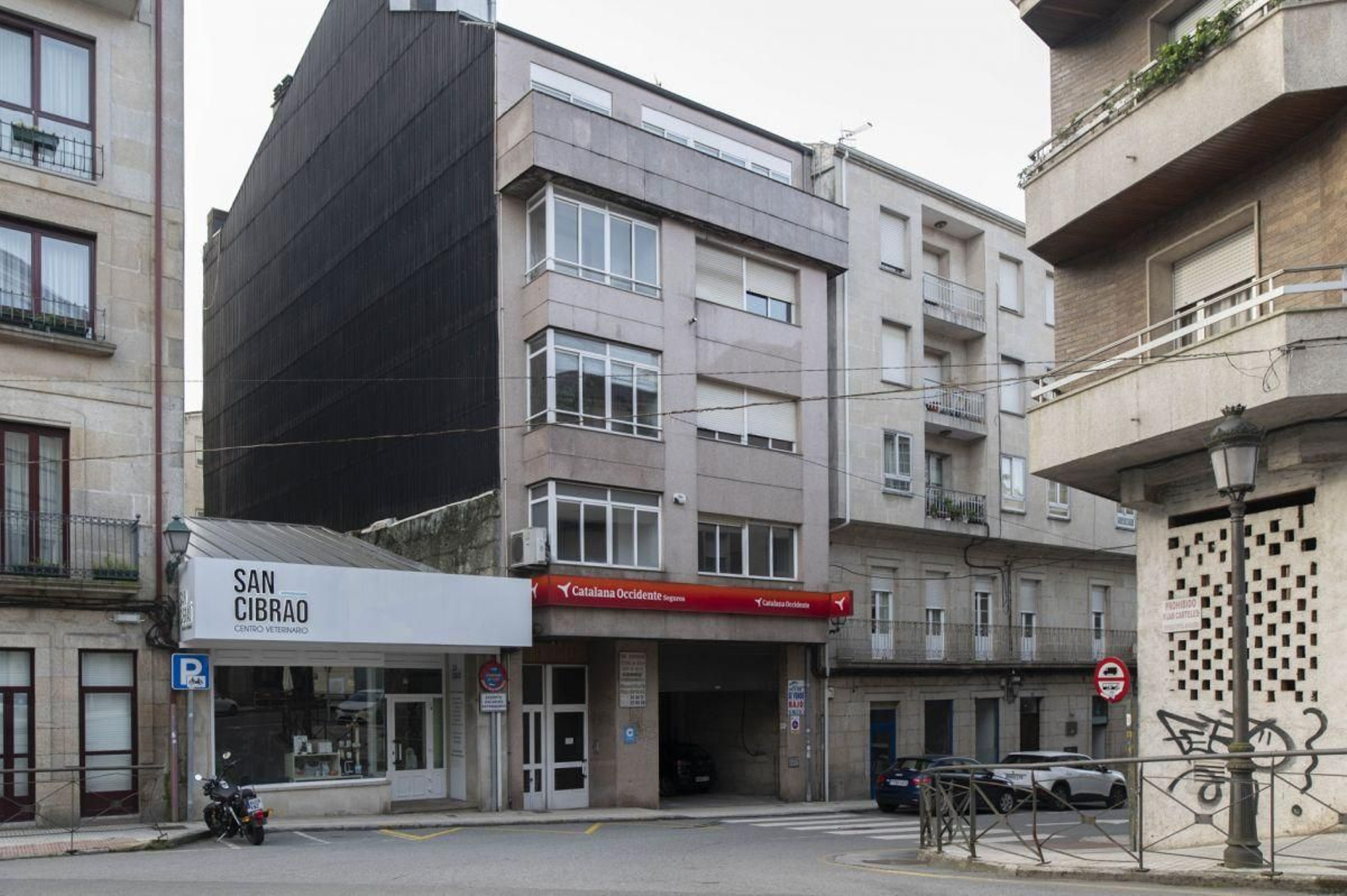 Edificio en O Carballiño donde hay un piso okupado a la venta