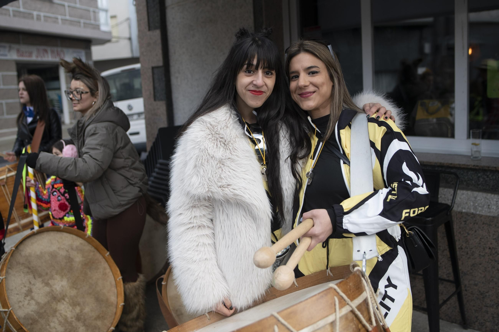 Galería | Viana do Bolo da inicio a su Entroido con el folión femenino