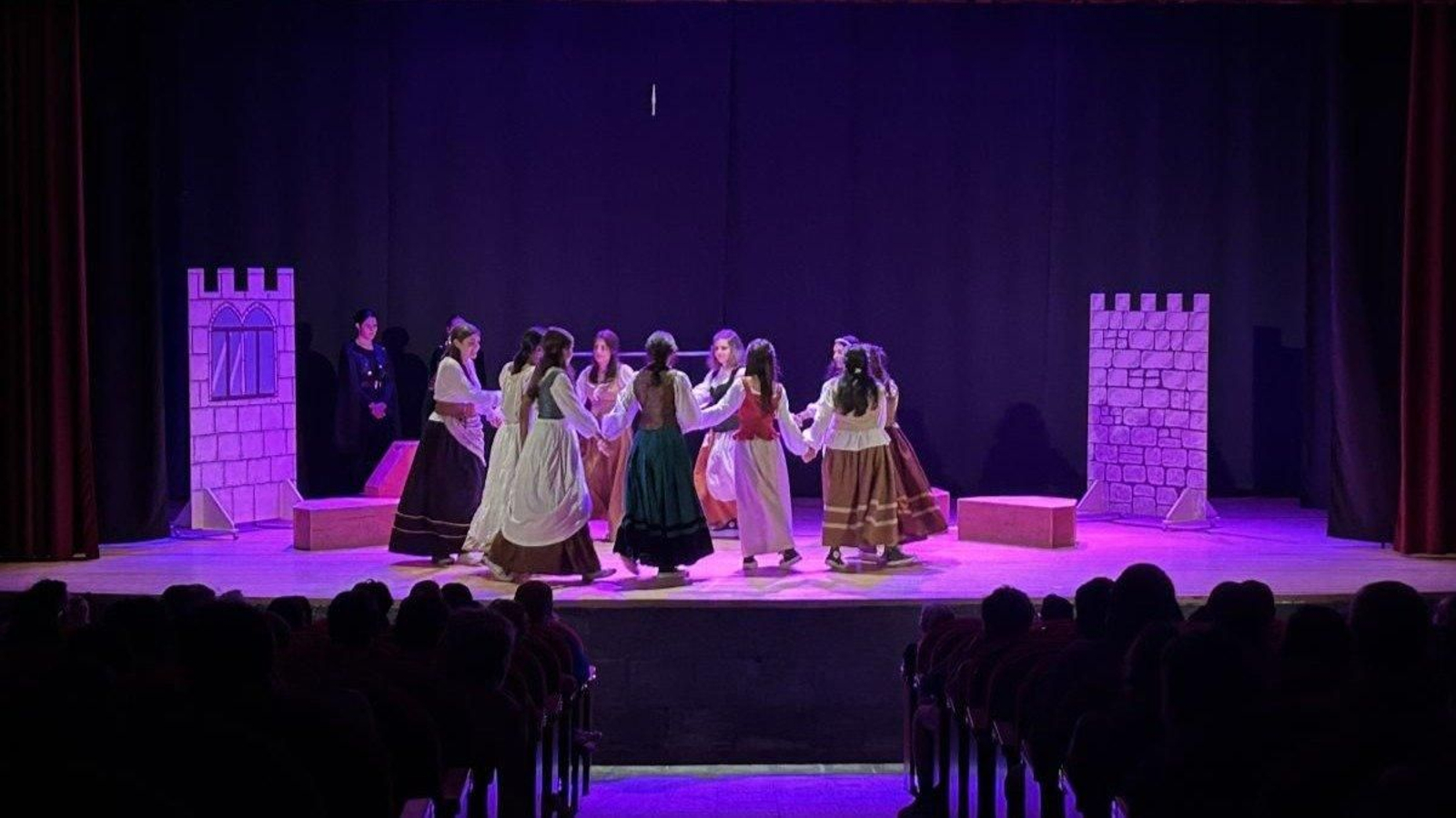 Representación de alumnos del curso de Formación Teatral para niñas y niños.