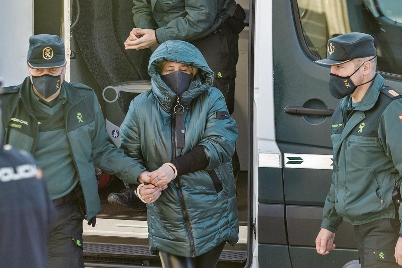 Ana Sandamil, a su llegada a la Audiencia de Lugo en un furgón de la Guardia Civil.