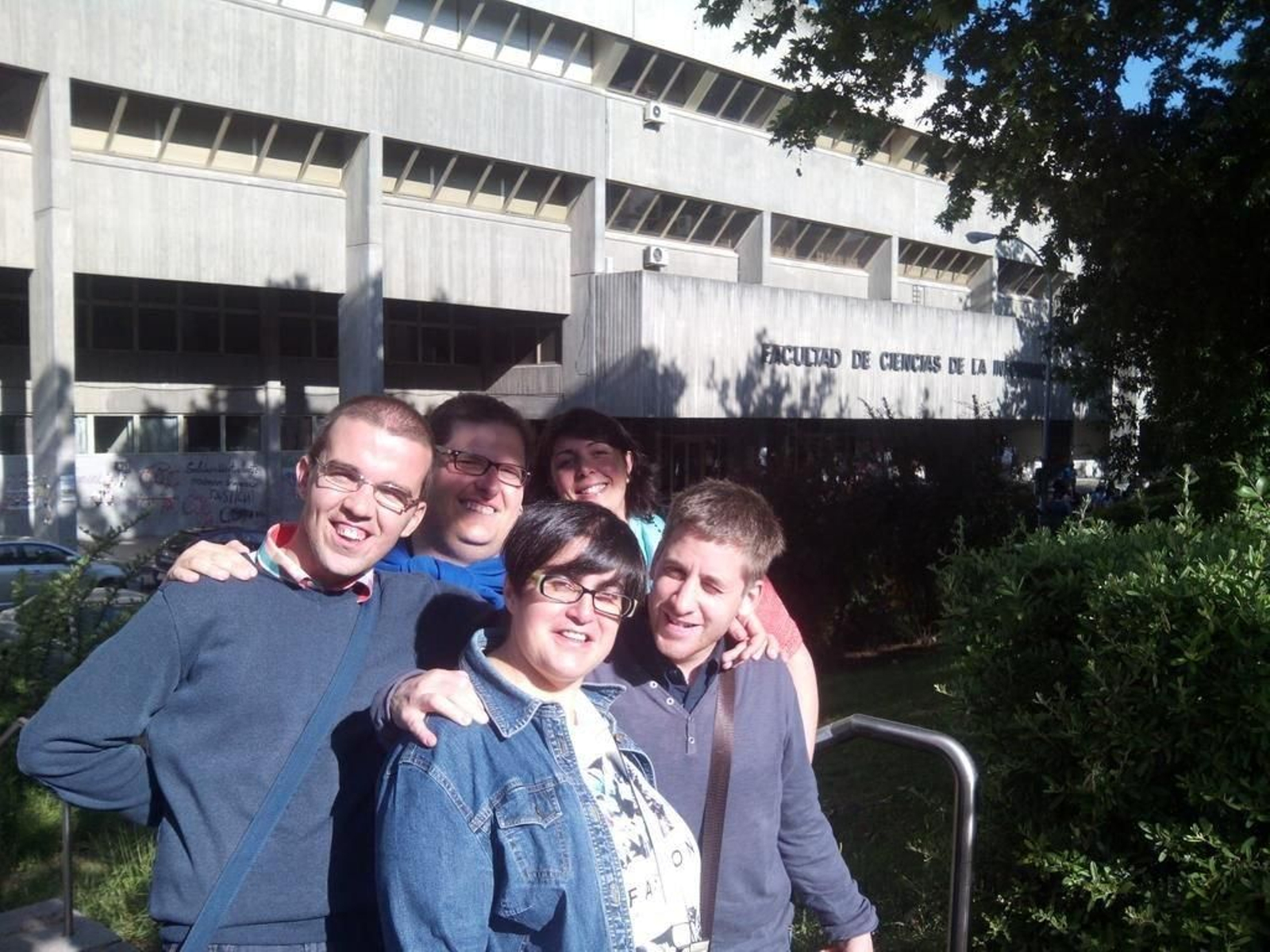 La directoral del Centro Ocupacional y de Día, Mari Santos, junto a sus cuatro alumnos antes de entrar al examen.