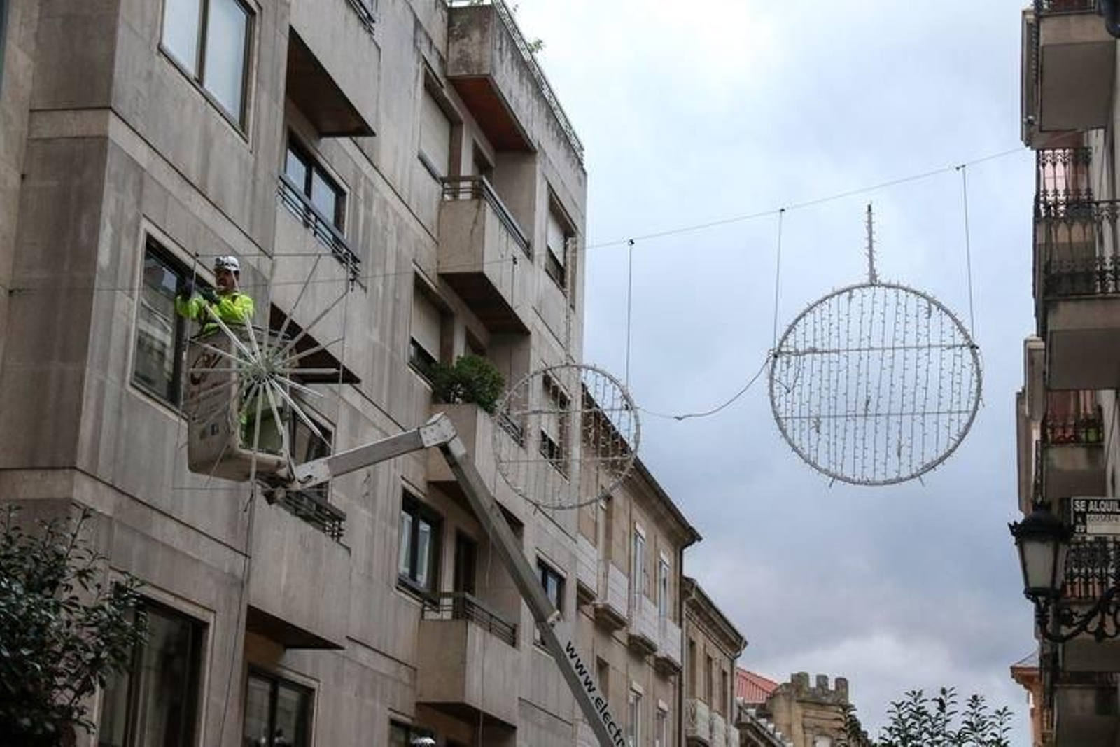 Instalación de luces de Navidad en Ourense