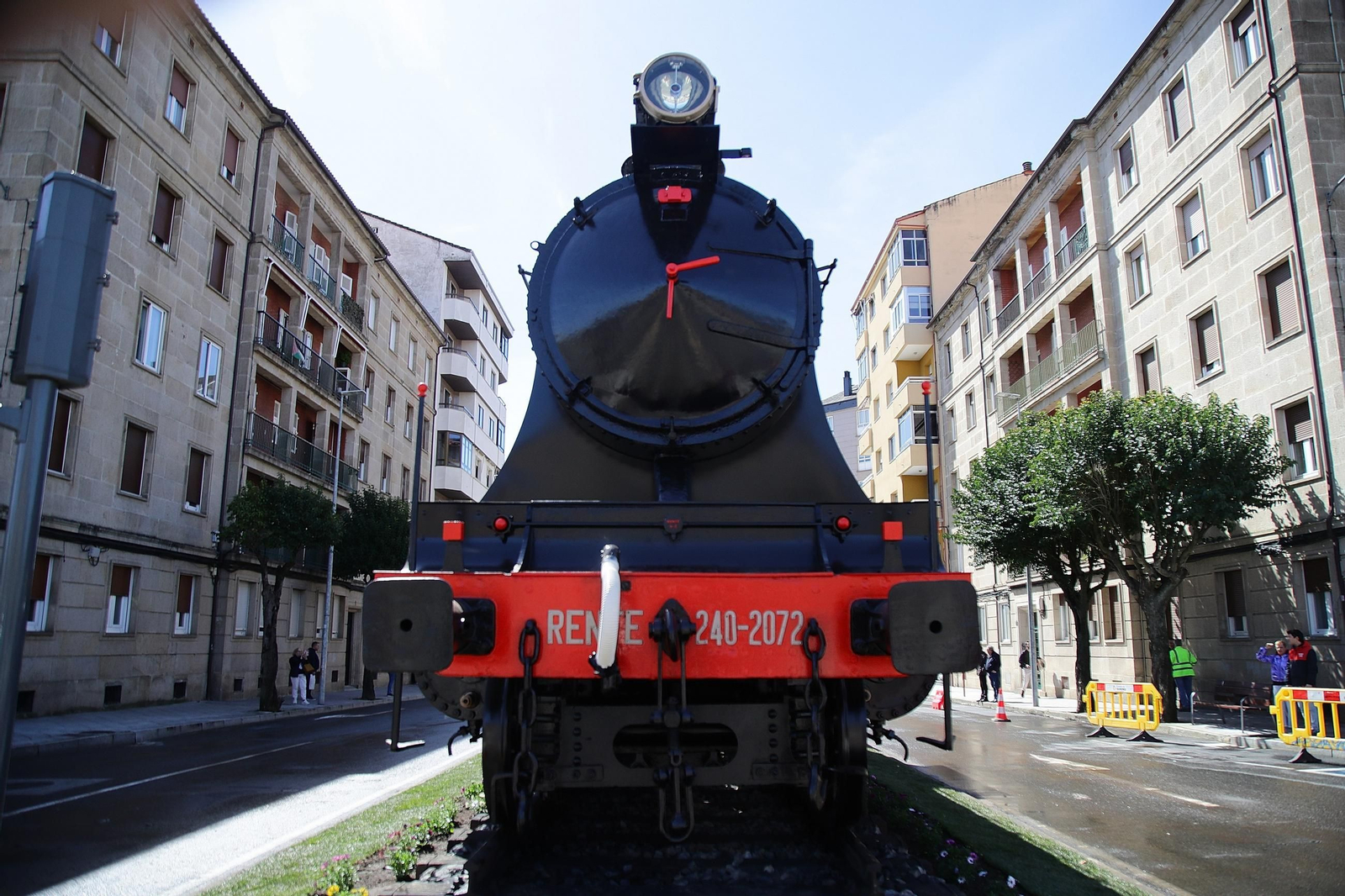 Galería | La locomotora vuelve a lucir en el barrio de A Ponte
