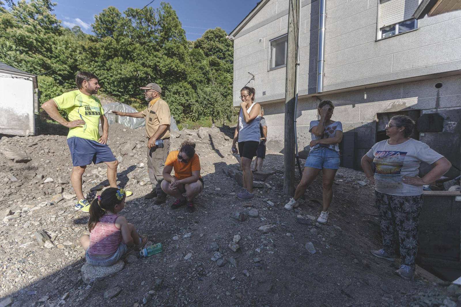 Galería | La huella del desastre dejado por la riada en A Bouza y acentuado por la parálisis, en fotos