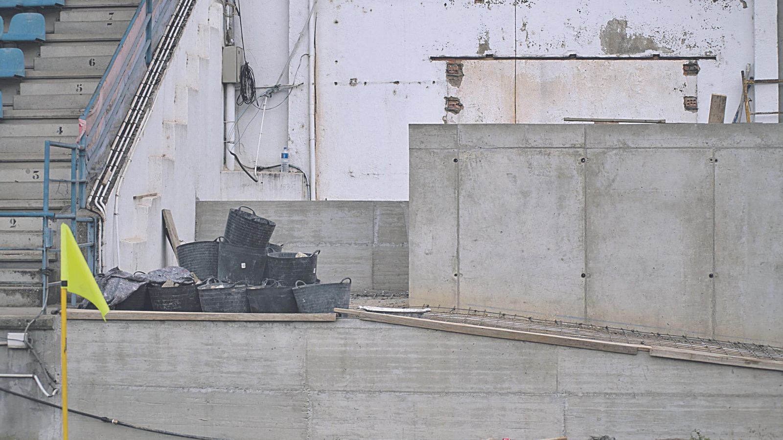 Los escombros se apilan en las inmediaciones del terrero de juego de O Couto. (XESÚS FARIÑAS)