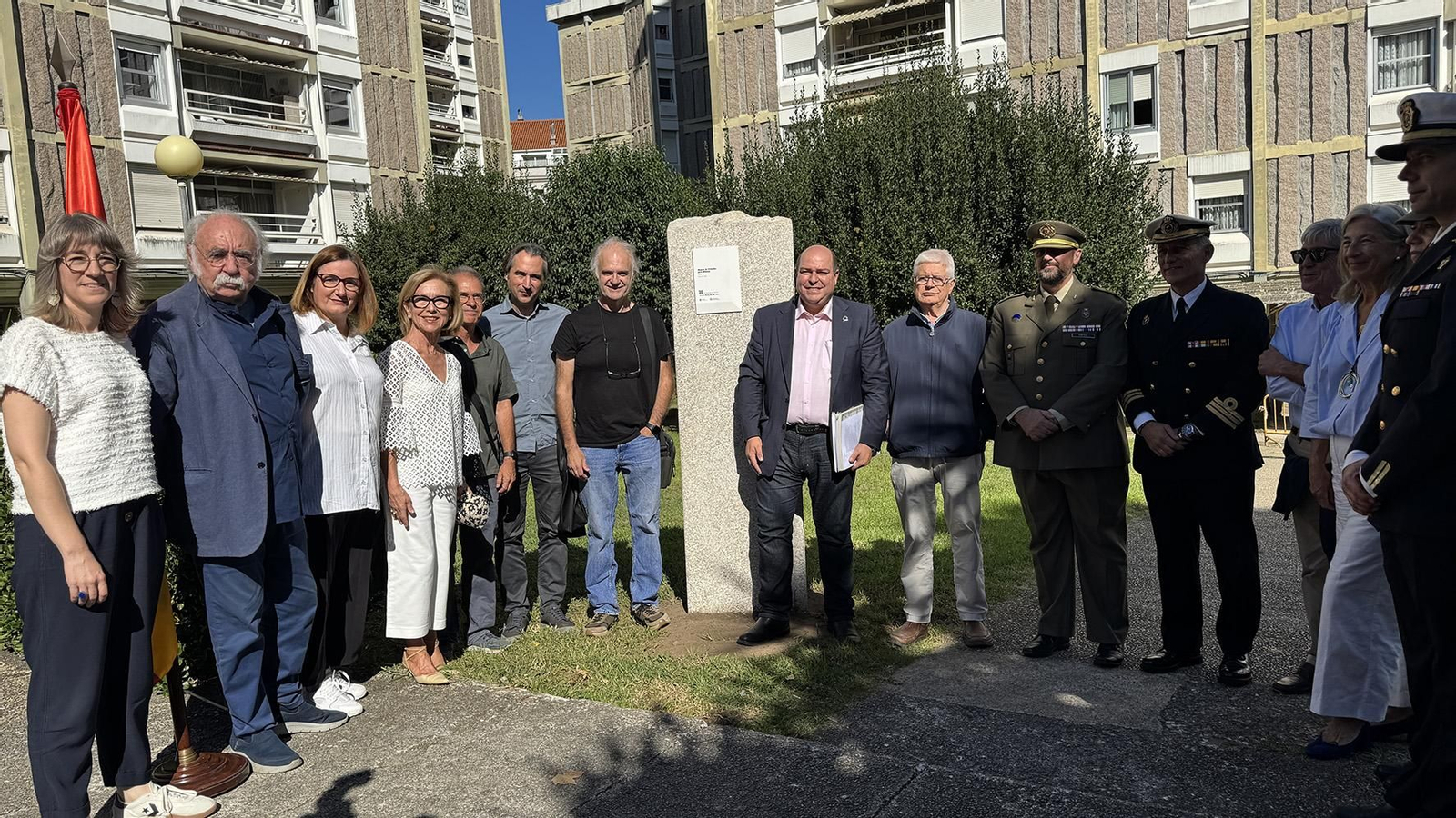 Acto en los bloques de viviendas militares de Pontevedra, premiados por su arquitectura moderna.