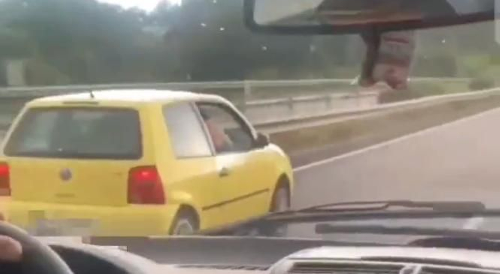 Graban a una persona enseñando el culo en la autopista en Vigo. // SocialDrive
